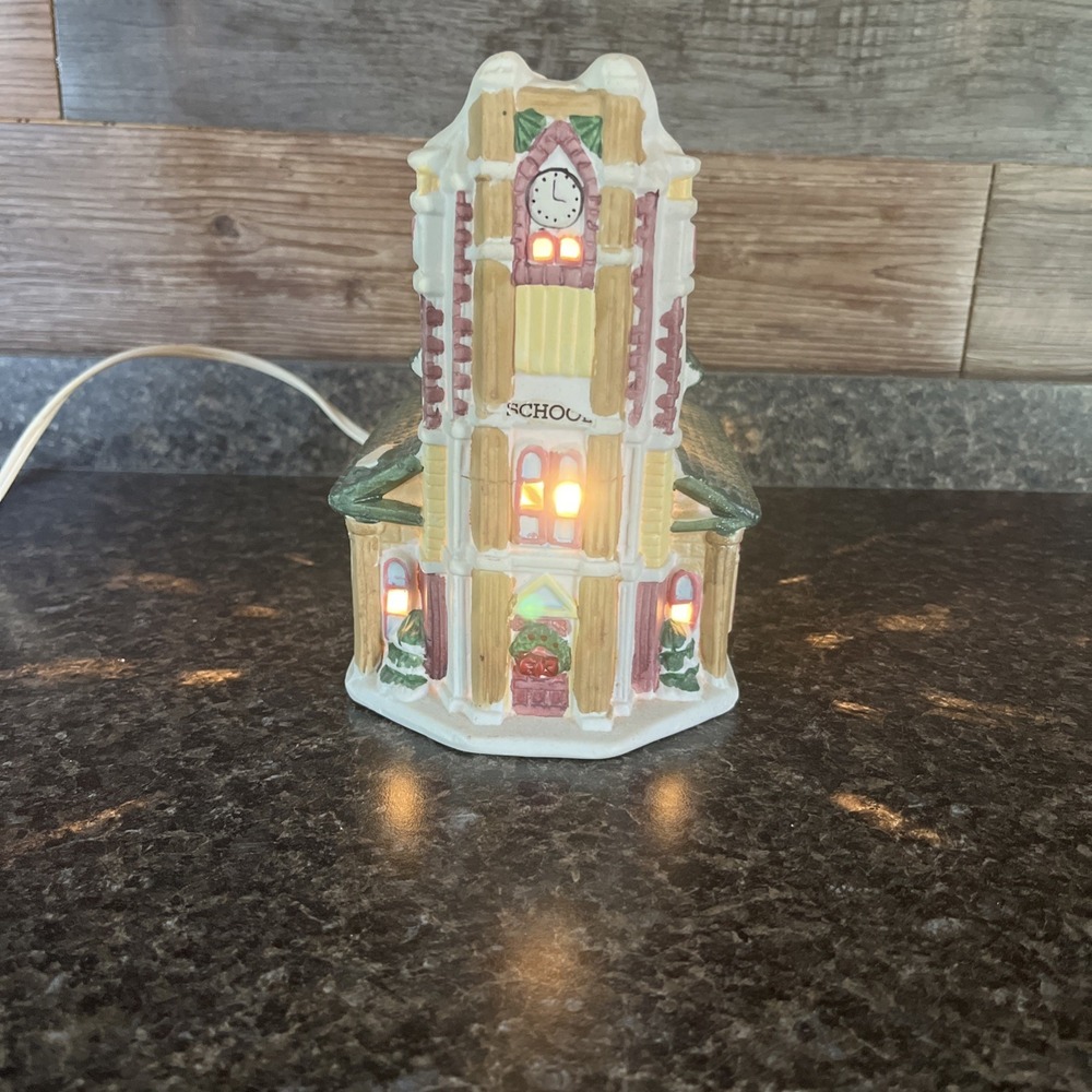 Heartland Valley Village‎ School / Schoolhouse Lighted Christmas House Porcelain